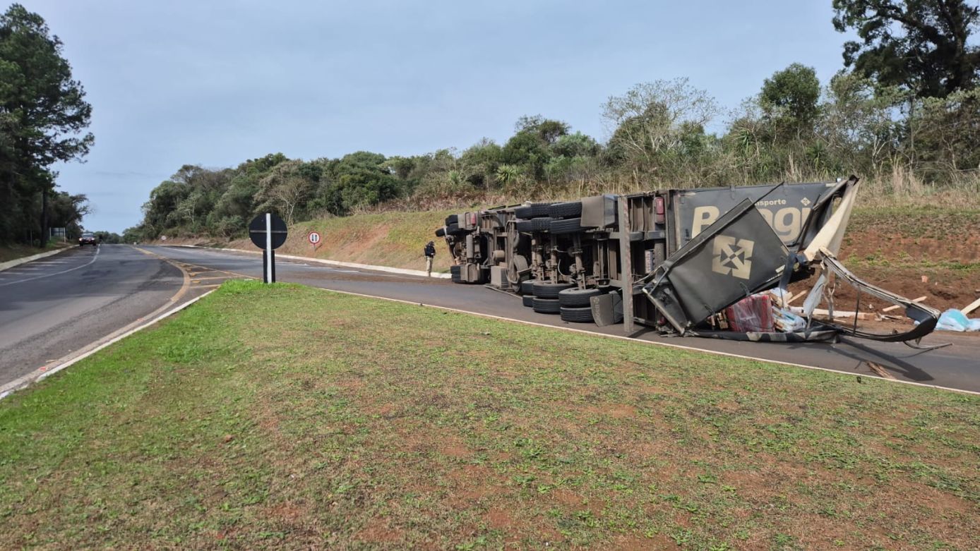 Carreta tomba em trevo e bloqueia trecho da BR-282 em Vargeão