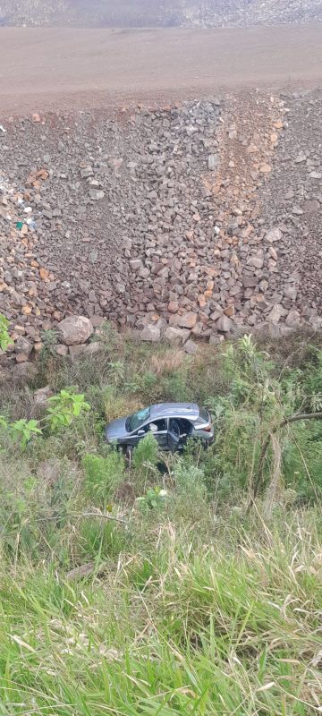 Carro cai em ribanceira após colisão com caminhão na BR-282 em Xaxim