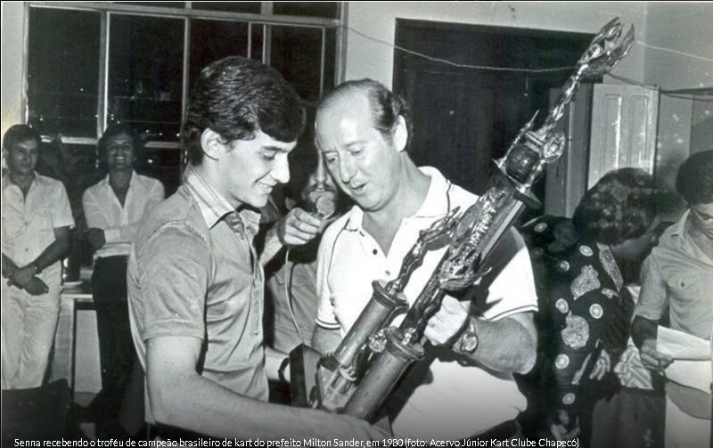 Jovem Ayrton Senna com o troféu de campeão brasileiro de Kart categoria 100 Cc  (Foto: Júnior Kart Clube)