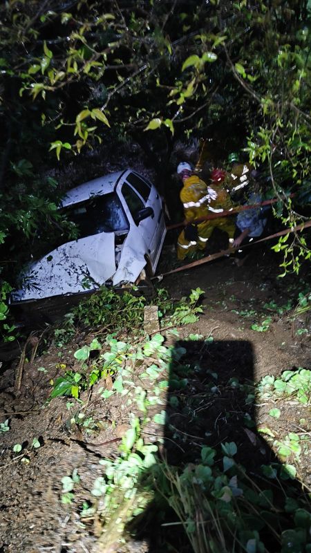 Motorista fica ferida após carro sair da pista e cair em ribanceira na BR-282