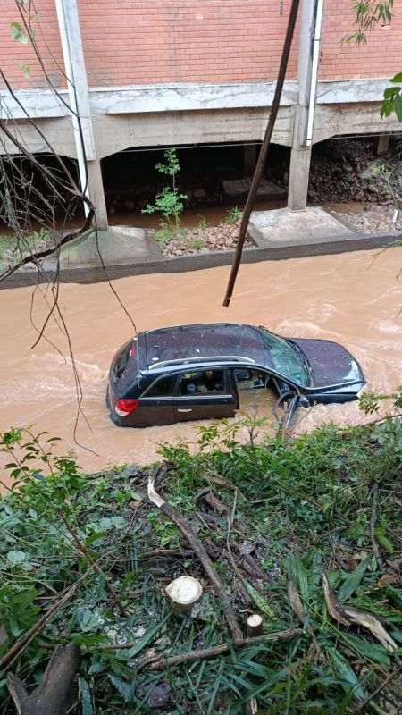 Motorista é resgatada após carro cair no Rio do Tigre, em Joaçaba