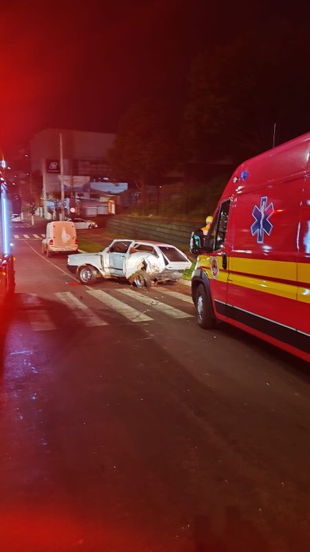 Colisão entre dois carros deixa mulher ferida na Avenida Getúlio Vargas, em Chapecó