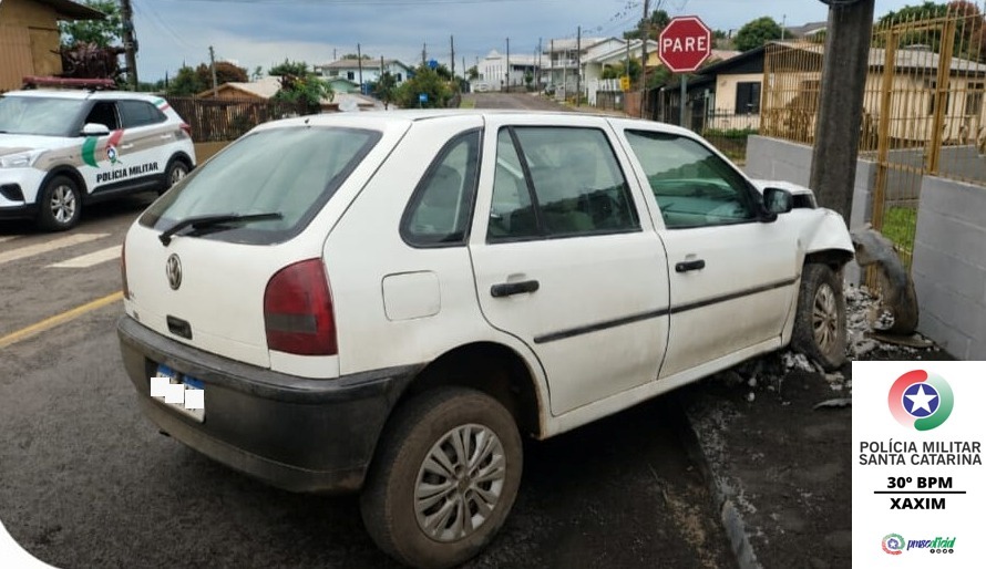 Motorista perde o controle ao evitar colisão com moto e bate contra poste em Xaxim