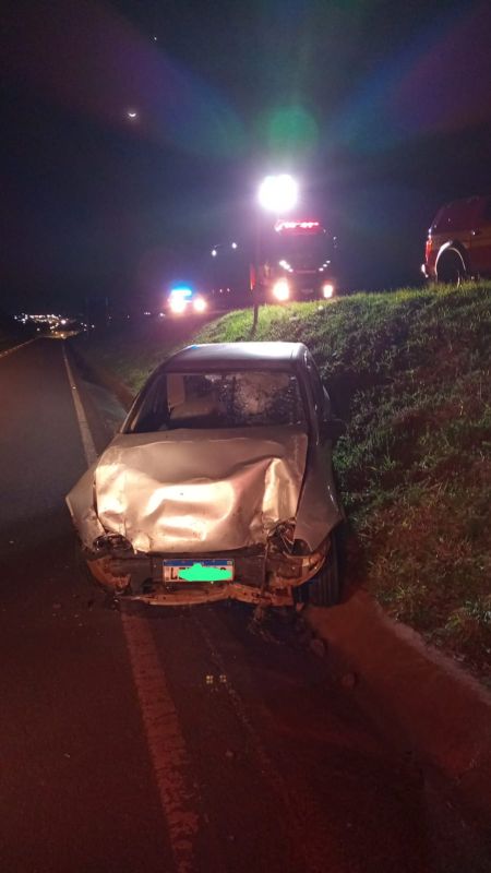 Colisão entre Corsa e van deixa motorista ferido na BR-282, em Xanxerê