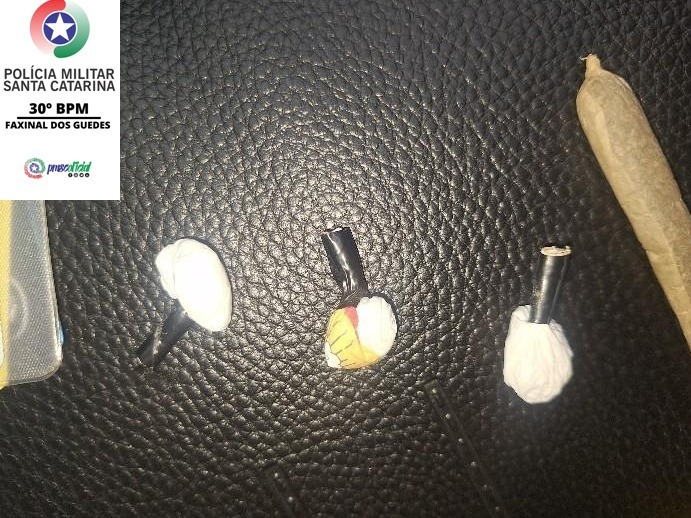 Homem é preso com cocaína e maconha durante abordagem em Faxinal dos Guedes