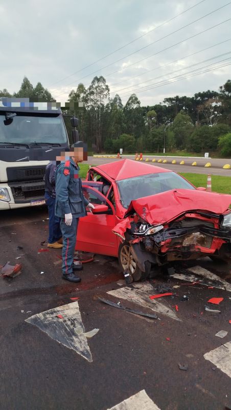 Colisão entre dois caminhões e carro deixa três pessoas feridas em Abelardo Luz