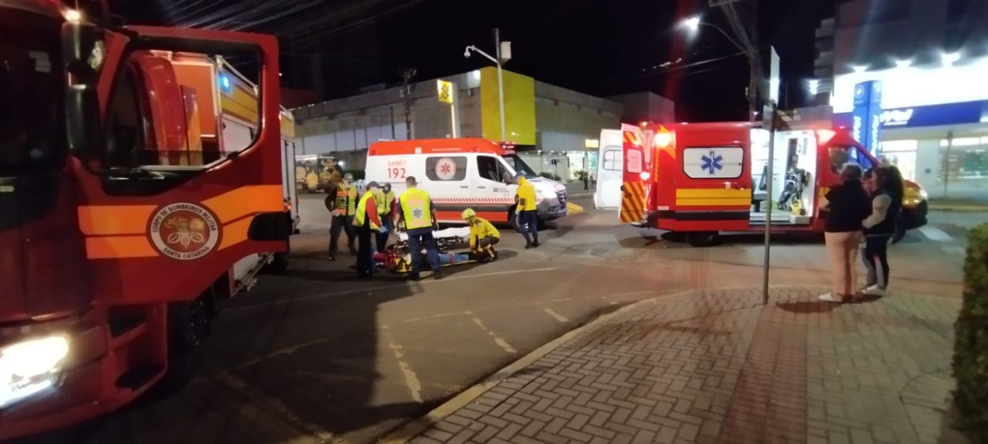Colisão entre carro e motocicleta deixa duas pessoas feridas no centro de Xanxerê