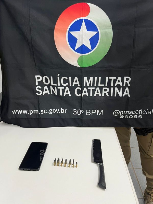 Mensagens com ameaças levam PM a encontrar munições em residência de adolescente em Faxinal dos Guedes