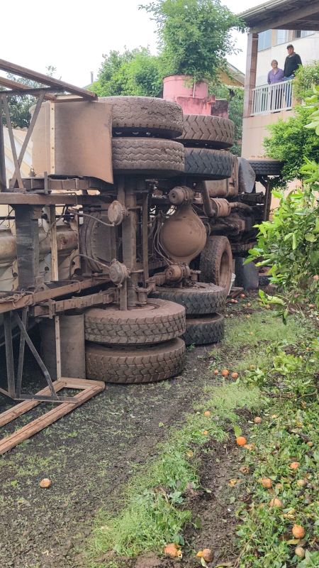 Caminhão sai da pista e atinge área próxima a residência na SC-283, em Seara