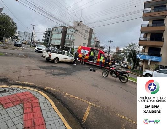 Motocicleta e carro colidem em rotatória e duas pessoas ficam feridas em Xanxerê