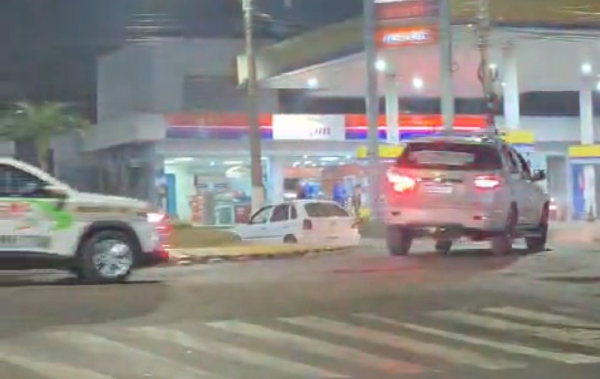 VÍDEO: Homem joga carro contra policiais, foge e tiros encerram perseguição em Chapecó