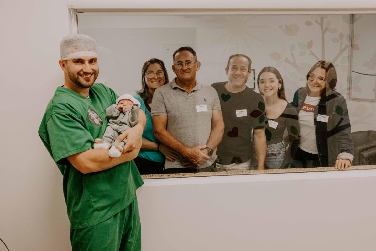 VÍDEO: Um encontro cheio de emoção entre os avós e o mais novo integrante da família