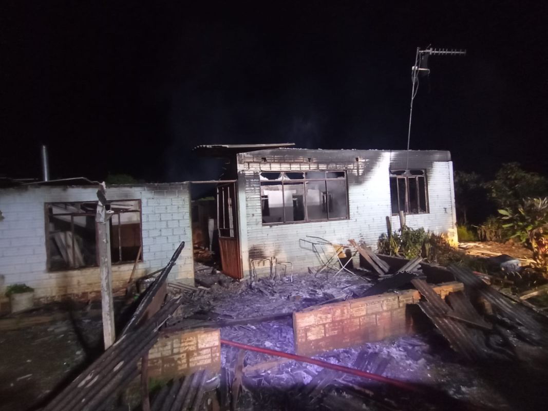 Incêndio destrói residência de 140 m² na Linha Cascata, em São Domingos