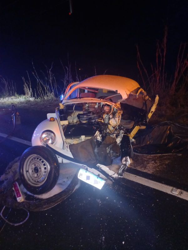 Homem morre após Fusca invadir pista contrária e colidir com carreta