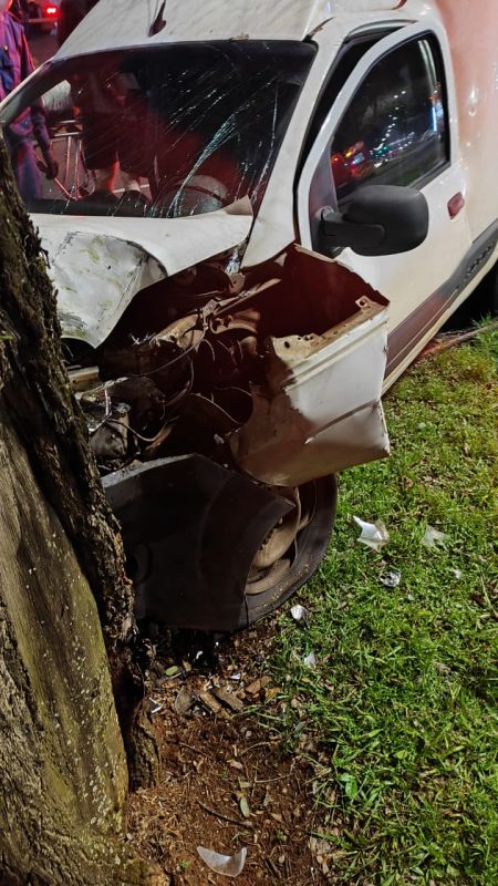 Motorista fica ferido após Fiorino colidir contra árvore em Chapecó