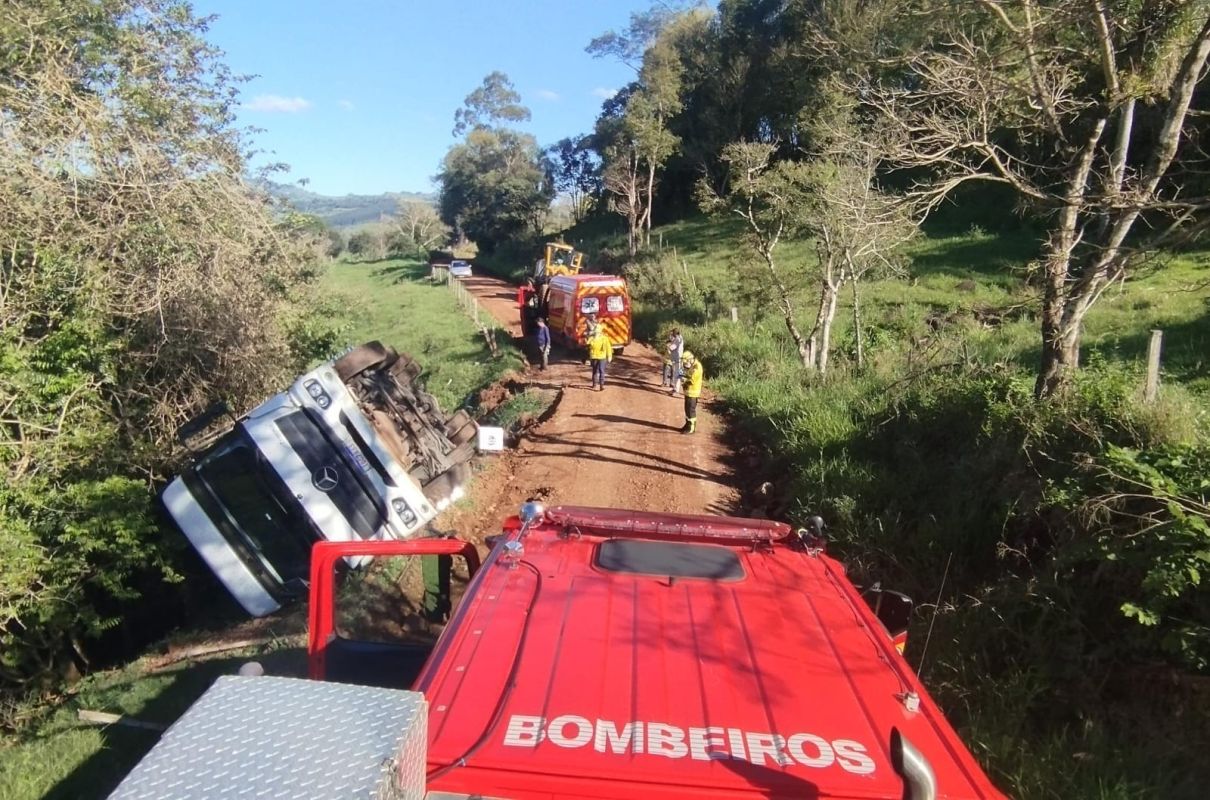 Caminhão carregado com frangos sai da pista e tomba no interior de Xanxerê