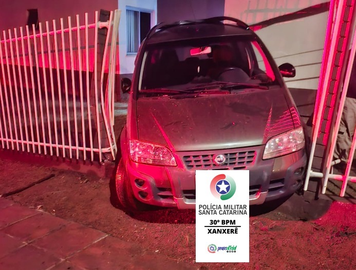 Fiat Idea invade condomínio após motorista perder o controle em Xanxerê
