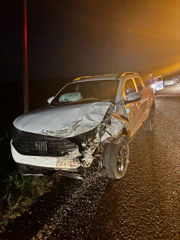 Colisão entre dois carros deixa duas pessoas feridas em Ipuaçu