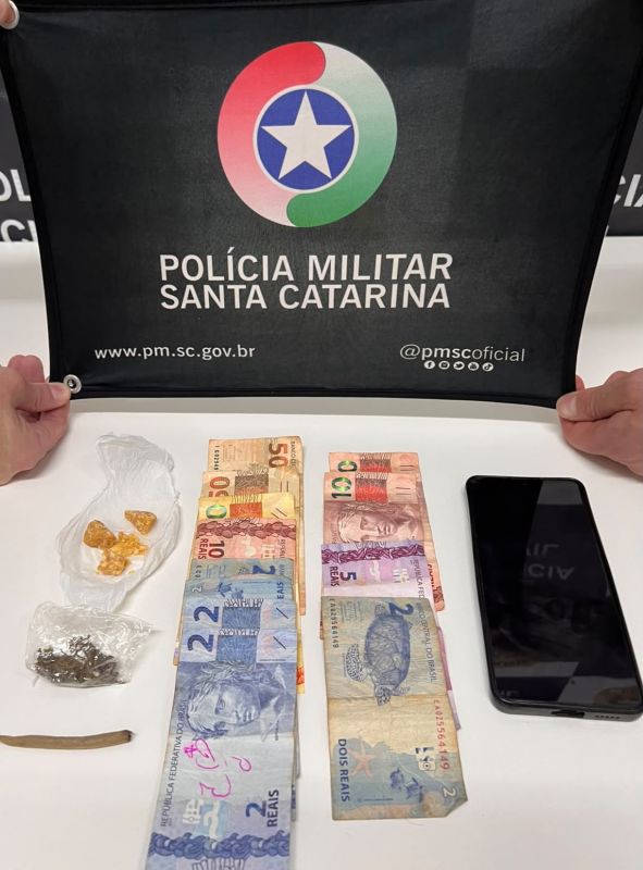Carro apontado em denúncias de entrega de drogas é abordado e dois são presos em Xanxerê