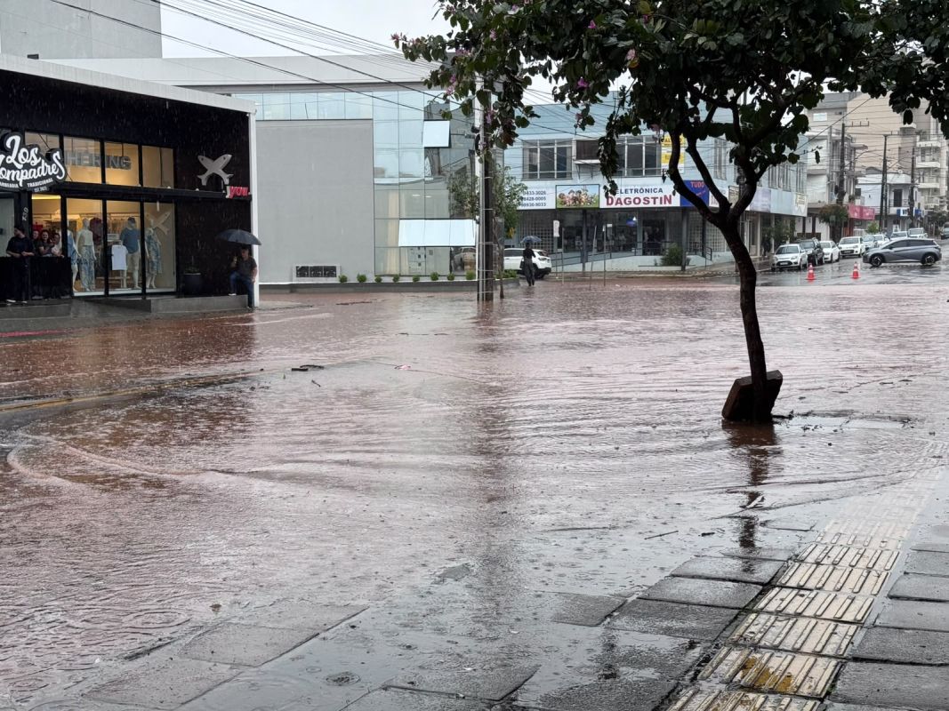 VÍDEO: Grande volume de chuva atinge Xanxerê nesta quarta-feira (30)