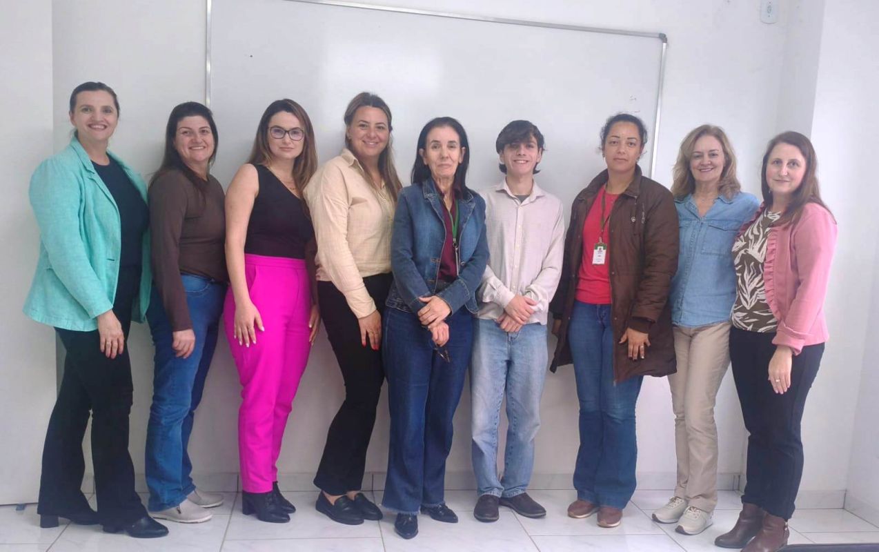 Jovem se voluntaria para apoiar comunicação e tradução nos serviços municipais