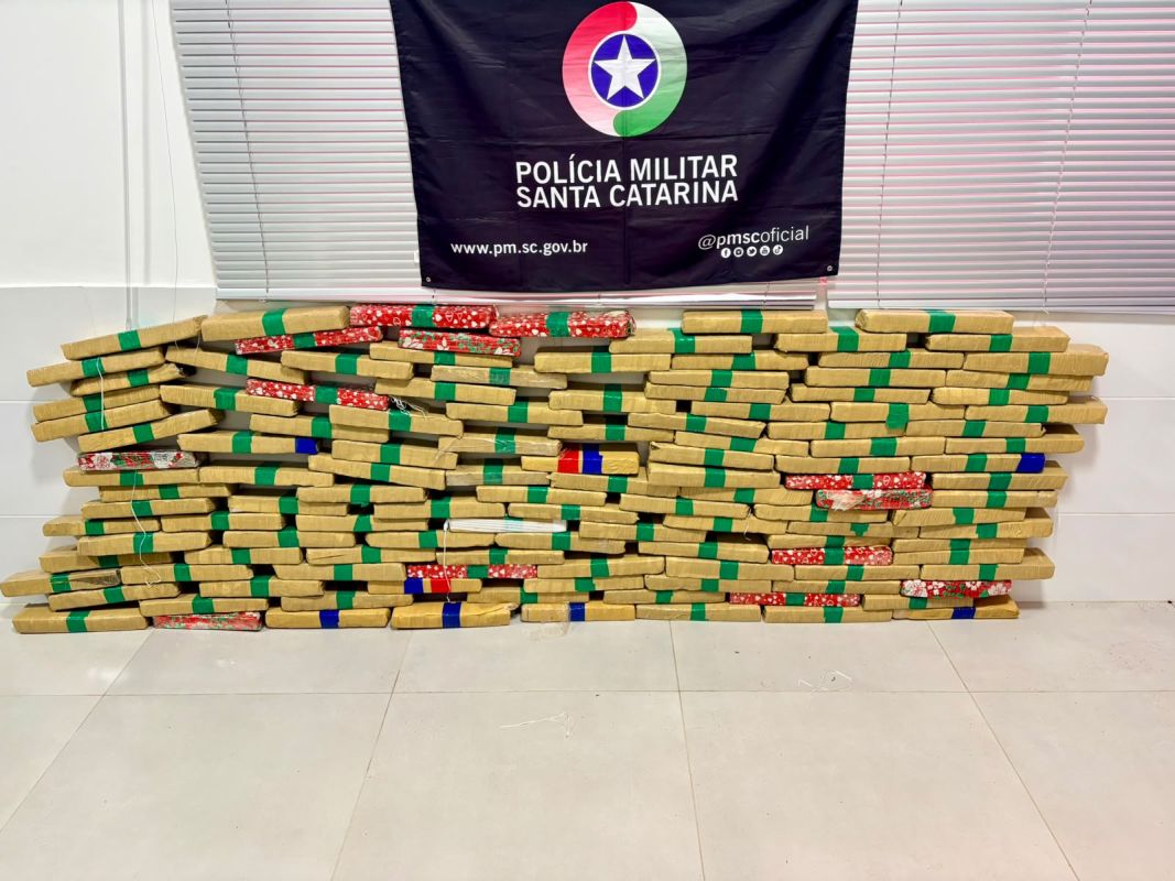 Carro com suspensão baixa levanta suspeita e PMRv apreende mais de 103 kg de maconha na SC-157