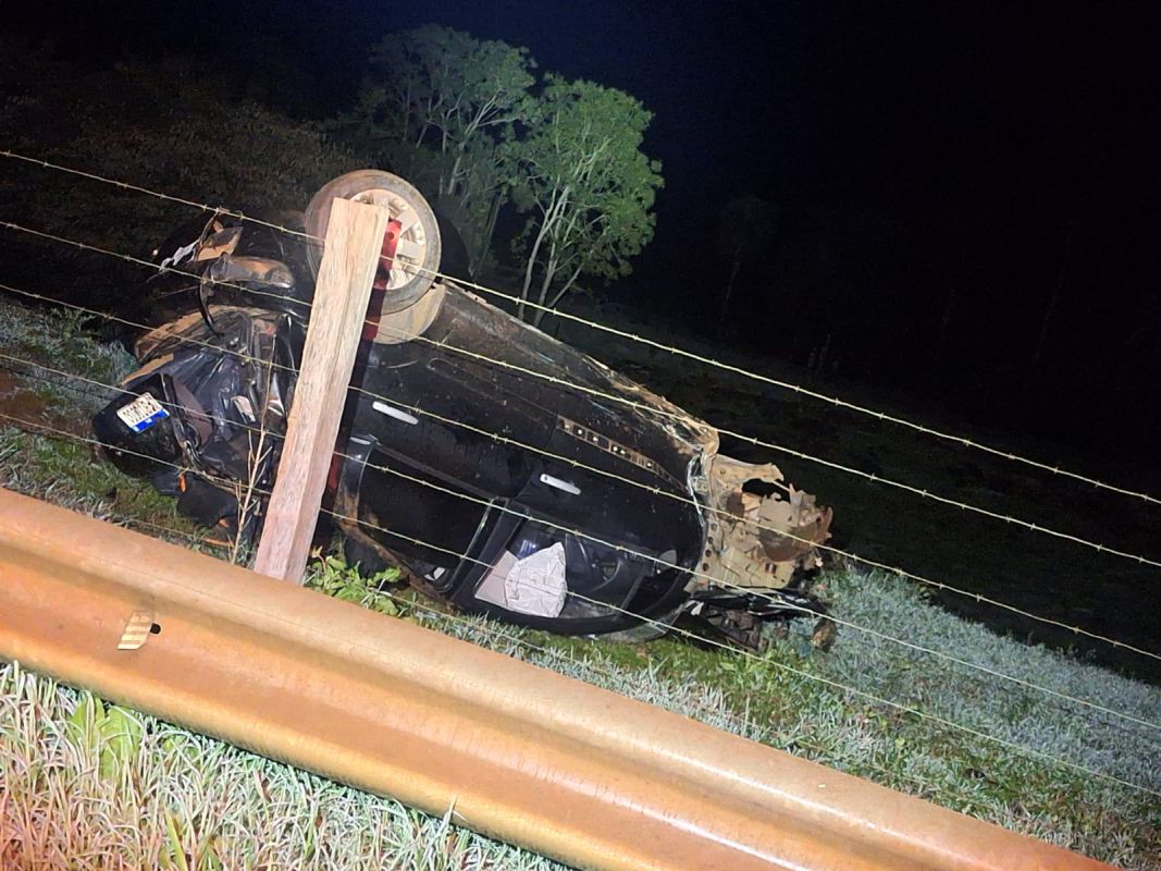 Jovem de 22 anos fica ferido após carro capotar na SC-157, em Coronel Freitas