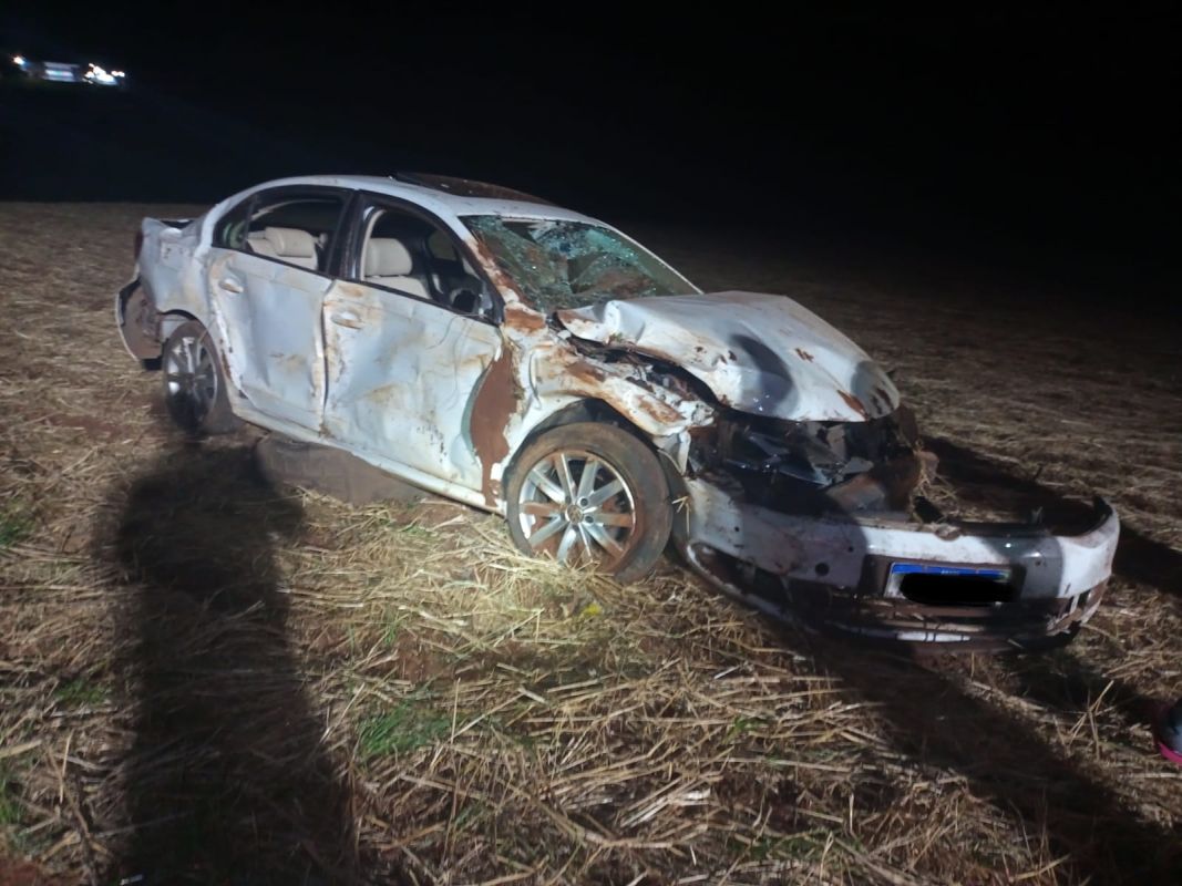 Passageiro é ejetado de Jetta durante capotamento na SC-480, em Xanxerê