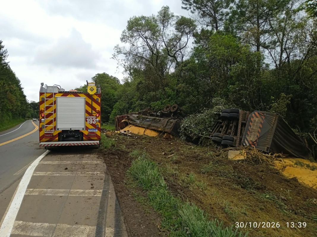 Carreta carregada com farelo de milho capota na BR-282 e motorista fica ferido em Catanduvas