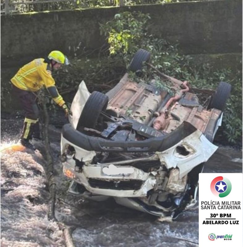 Carro sai da pista, capota em ribanceira e cai dentro de riacho em Abelardo Luz