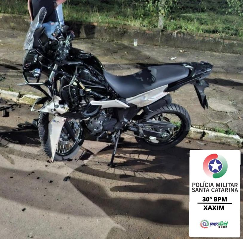 Motociclista sem habilitação fica ferido após colidir contra carro estacionado em Xaxim