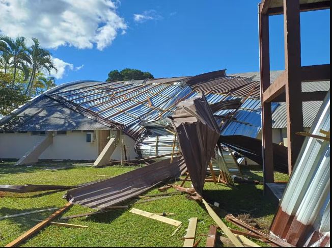 Ciclone em SC: ventos de quase 100 km/h causam destelhamentos e balançam carros e árvores