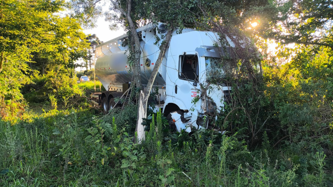 Caminhão sai da pista na SC-161 no Oeste e motorista sai ileso