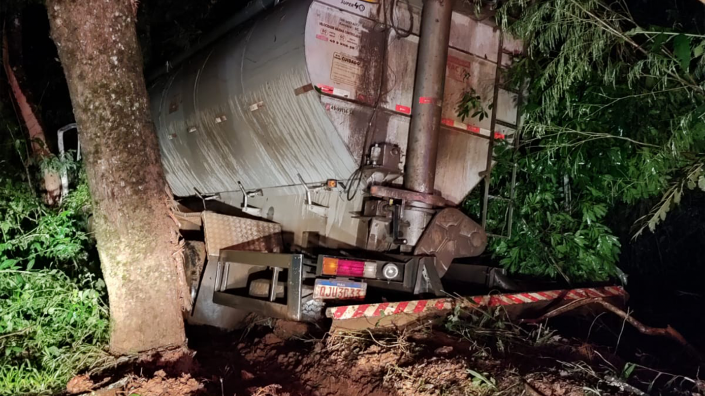 Motorista fica ferido após pular do caminhão ao ficar sem freios, no Oeste