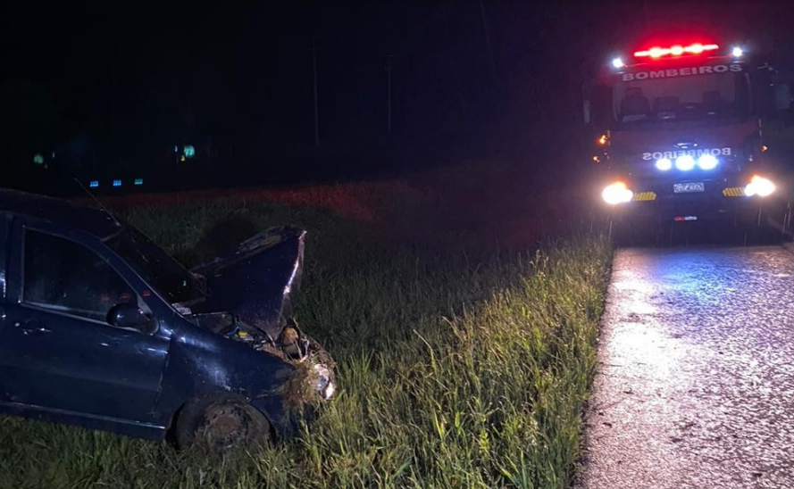 Jovens ficam feridos em saída de pista na BR-282, em Faxinal dos Guedes 