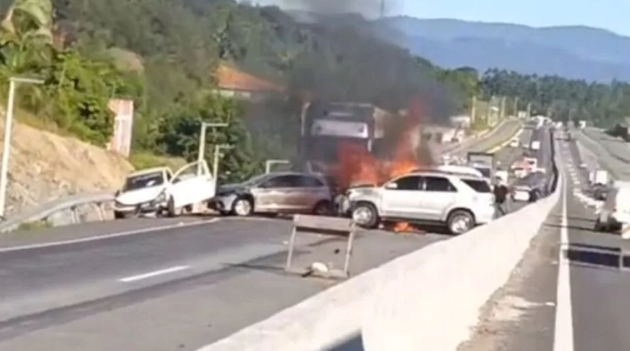 VÍDEO: grave acidente envolvendo diversos veículos provoca o bloqueio da BR-470