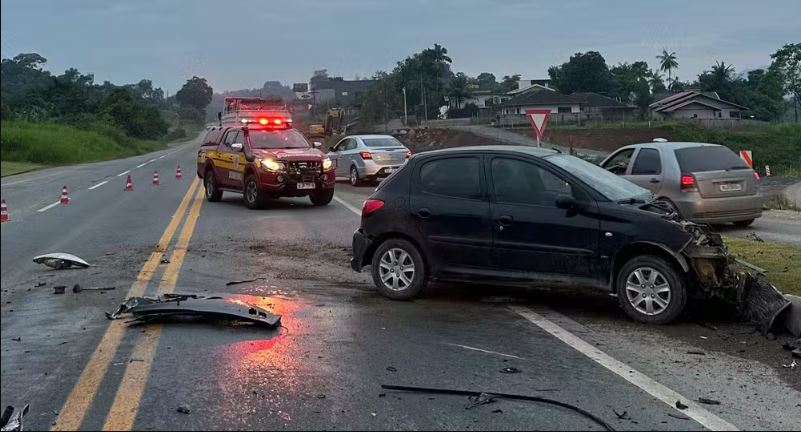 Motociclista grávida de 8 meses morre após colisão com carro e caminhão-baú em SC