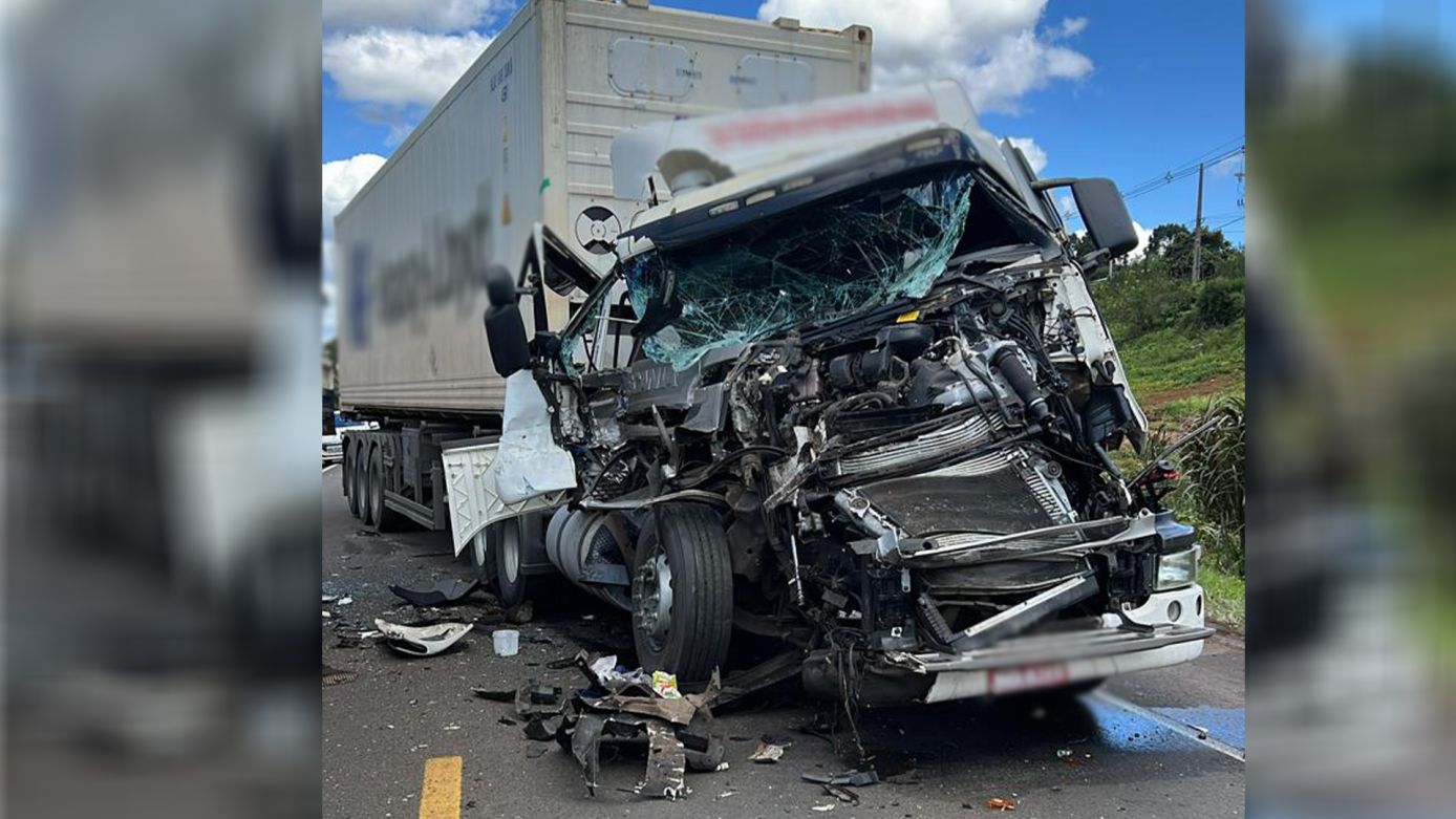 Motorista sai ileso após grave colisão entre carretas na BR-282, em Ponte Serrada 