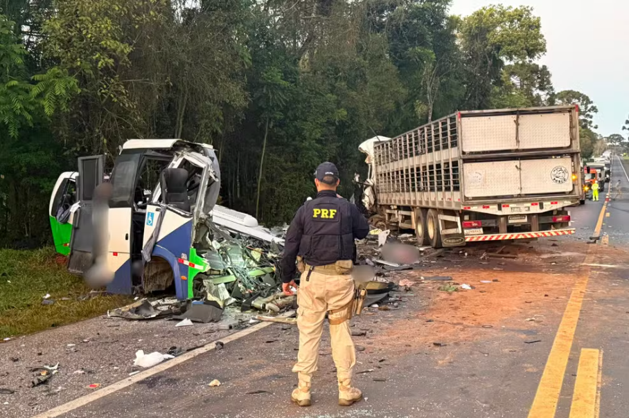 Acidente entre micro-ônibus e carreta deixa 23 mortos e cinco feridos no Paraná