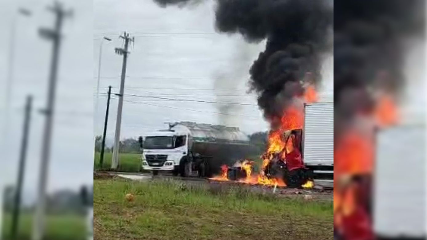 Caminhão pega fogo após acidente registrado em município do Oeste