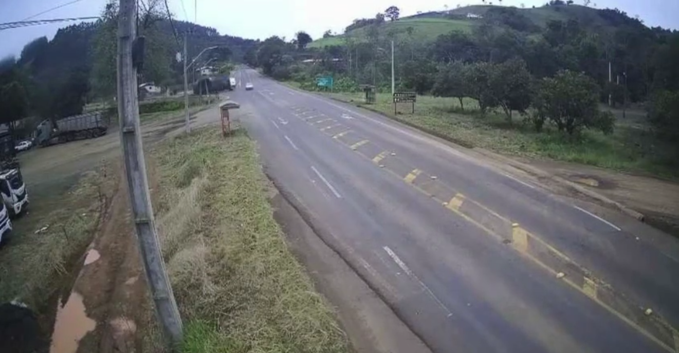 VÍDEO: Caminhão perde o controle, atravessa SC-155 e quase atinge carro em Seara