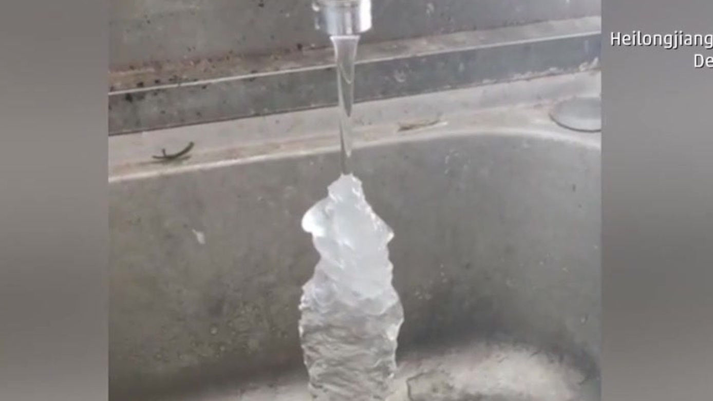 VÍDEO: frio extremo faz água congelar ao sair da torneira em Urupema