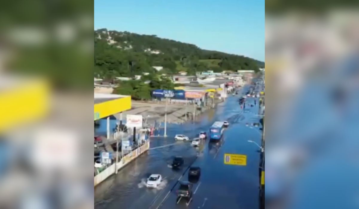 VÍDEO: A maré alta avançou sobre a SC-405, no Rio Tavares, em Florianópolis, e causou transtornos no trânsito 