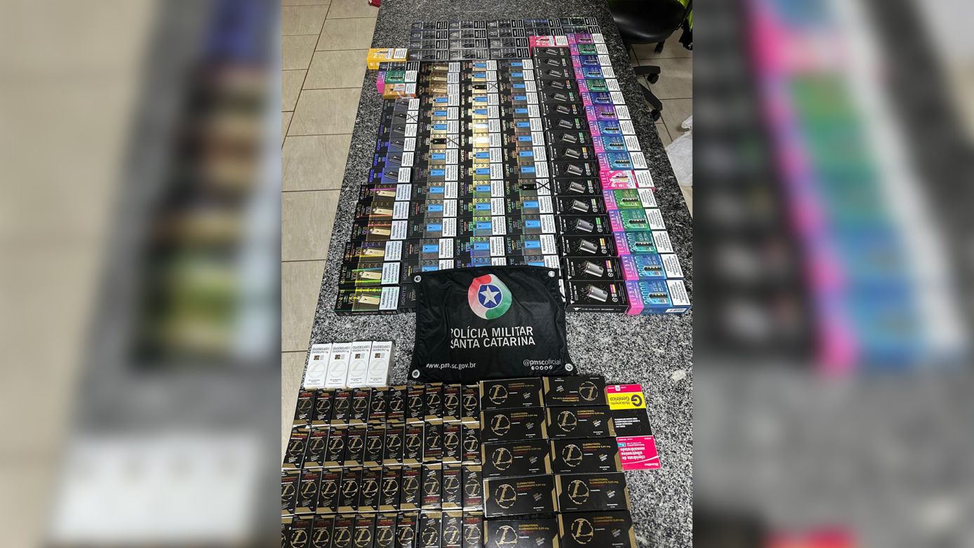 PMRv apreende cigarros eletrônicos, anabolizantes e medicamentos proibidos em ônibus abordado em Abelardo Luz