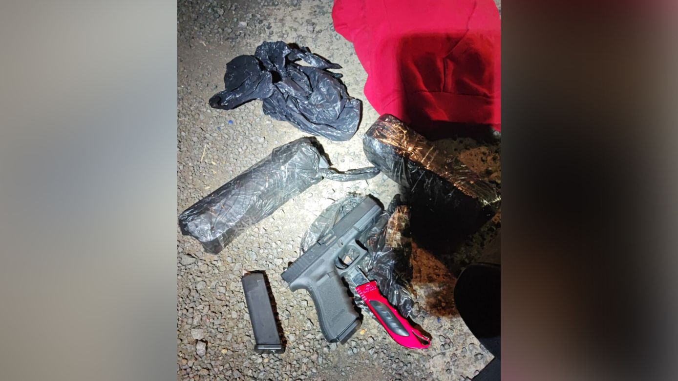 PRF flagra condutor portando arma de uso restrito e munição de guerra durante fiscalização, no Oeste