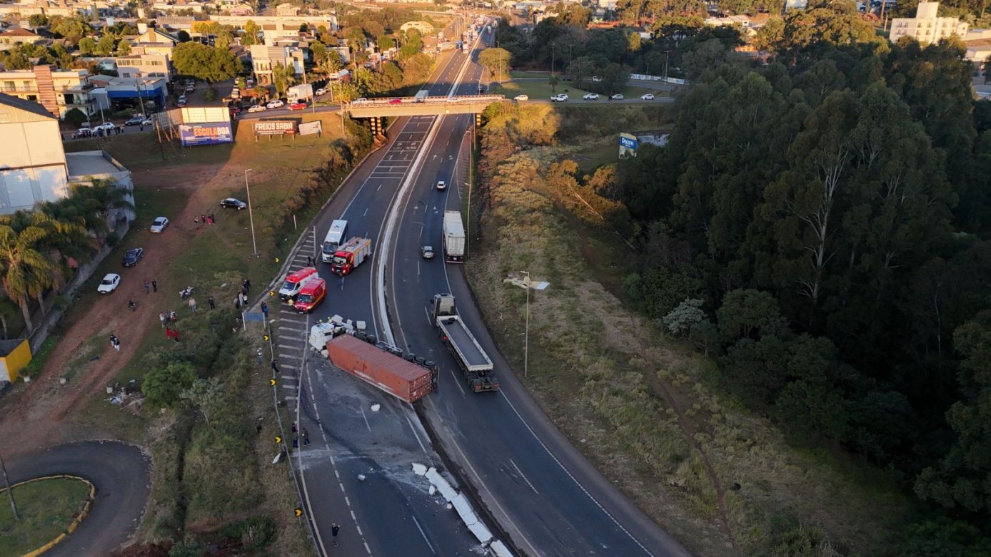 VÍDEO: câmera flagra momento em que carreta tomba na BR-282 em Xanxerê
