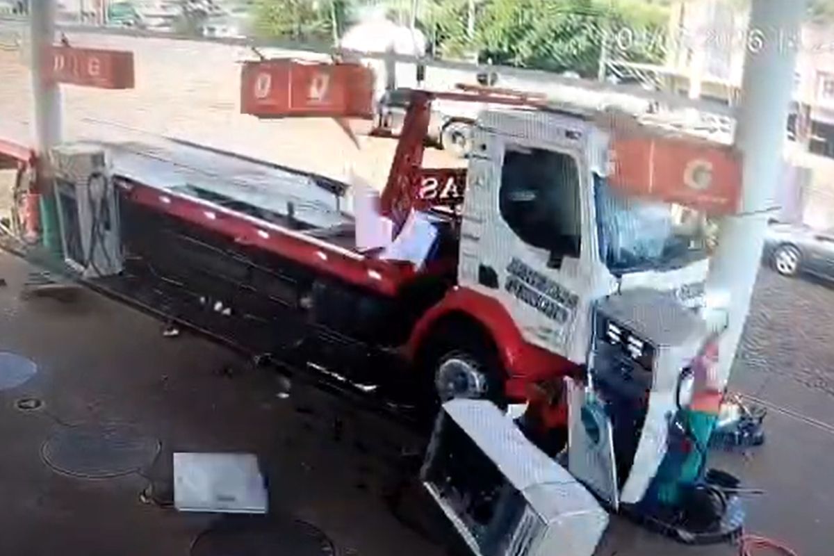 VÍDEO: Caminhão desgovernado atinge bombas de combustível em Formosa do Sul