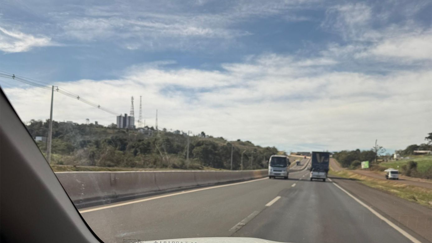 Foto mostra micro-ônibus na contramão na BR-282 em Xanxerê
