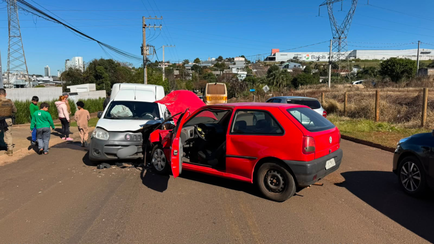VÍDEO: colisão entre três veículos deixa motociclista ferido em Xanxerê