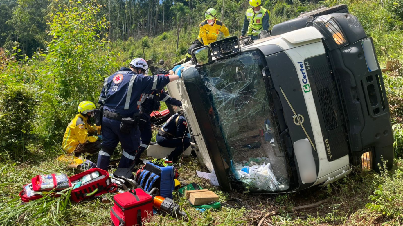 Caminhão cai em ribanceira e deixa quatro feridos no interior de Xaxim